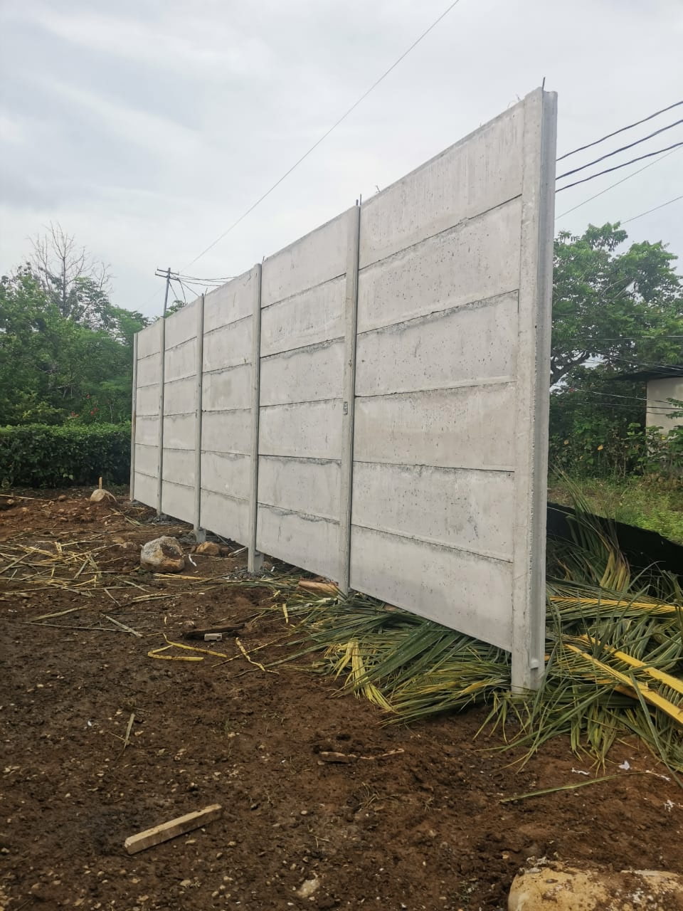 Cercado perimetral del terreno del ministerio